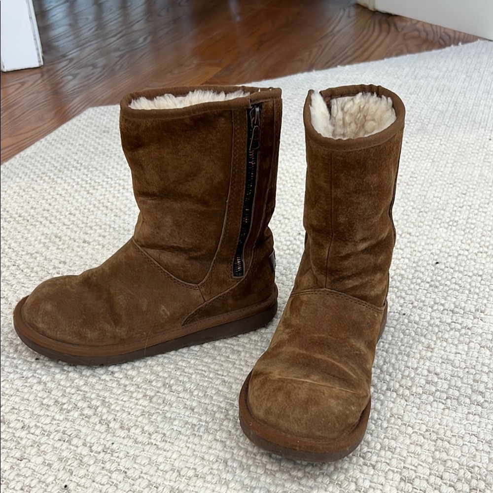 Classic Ugg with zipper